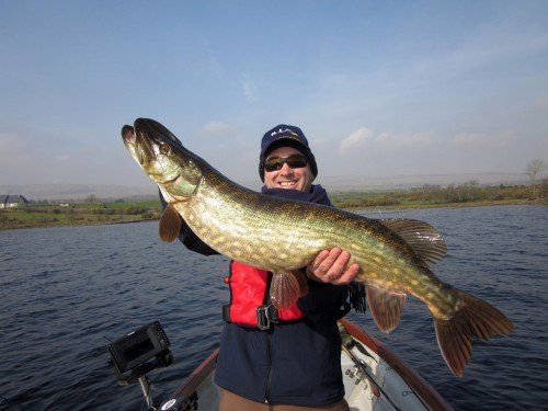 Stéphane Legentilhomme avec un gros brochet d'Irlande sur le lac Mask