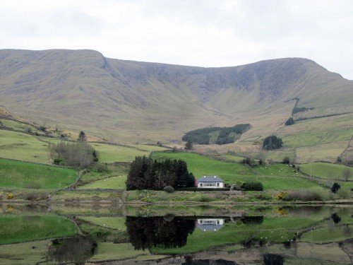 Reflet dans l'eau d'une montagne du Connemara.