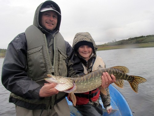 Père et fils à la pêche en Irlande.