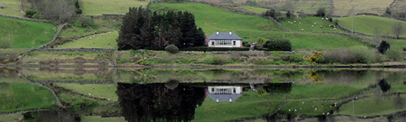 Reflets dans l'eau d'une maison au bor du lac "Nafouy" en Irlande