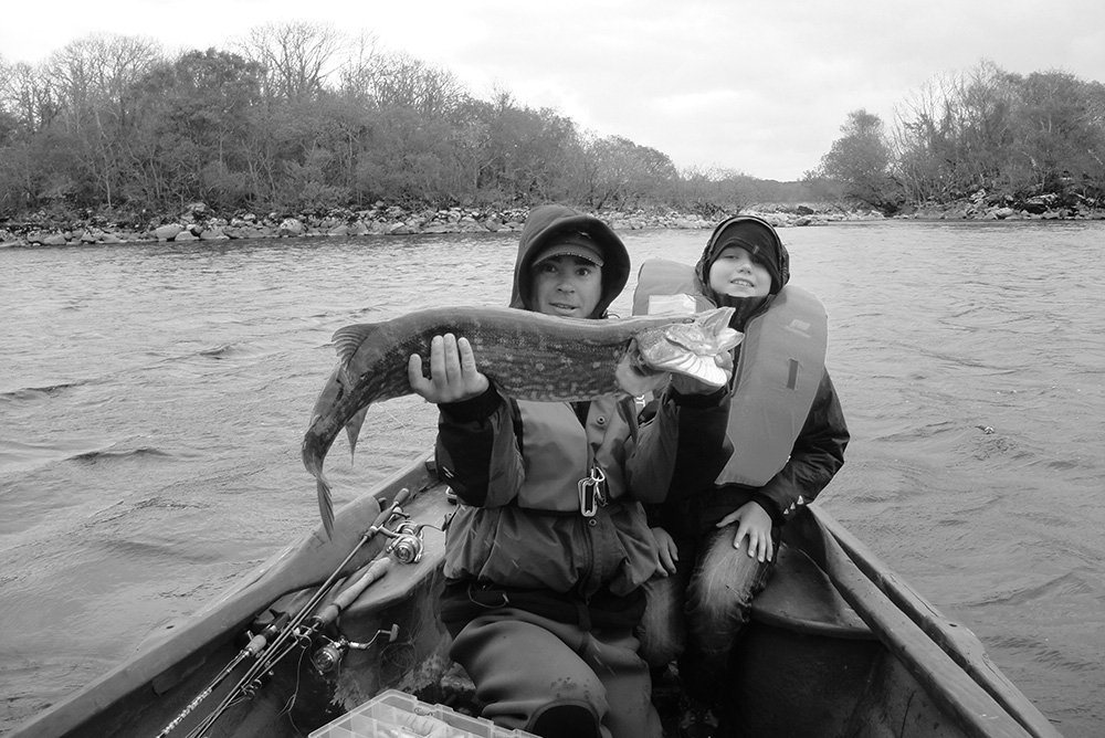 Un brochet de 97 cm pris par Louis à la traîne sur le lac Mask.