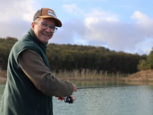 Un pêcheur sur un bateau au lac de la Ganguise