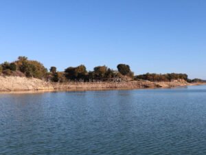 Paysage du lac de la ganguise vu d'un bateau.