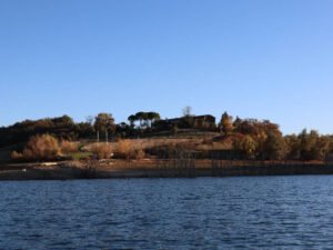 Paysage du lac de la ganguise vu d'un bateau.