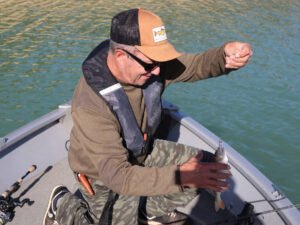 Un pêcheur sur un bateau au lac de la Ganguise.