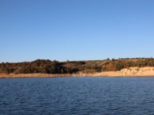 Paysage du lac de la ganguise vu d'un bateau.