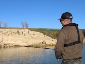 Un pêcheur sur un bateau au lac de la Ganguise.
