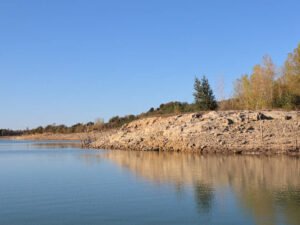 Paysage du lac de la ganguise vu d'un bateau.
